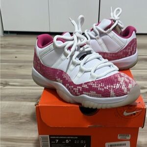 Women’s Air Jordan 11 white and pink snake skin. Excellent condition